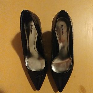 Black textured pumps